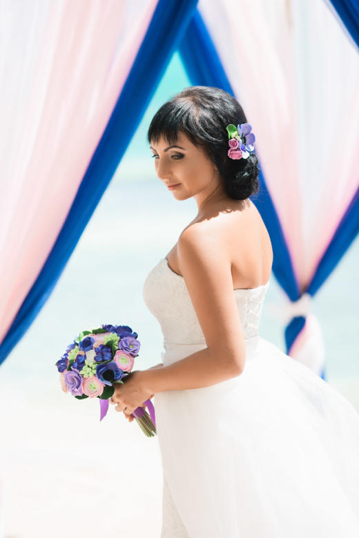 Букет «Яркий» и украшение в волосы – WedDesign | Свадьба в Доминикане