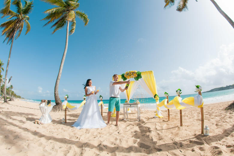 Желтая свадебная церемония Андрея и Анны на пляже Макао в Доминикане – WedDesign | Свадьба в Доминикане