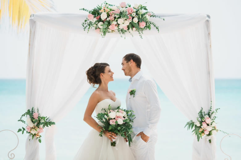 Белая арка с живыми цветами и крючками – WedDesign | Свадьба в Доминикане