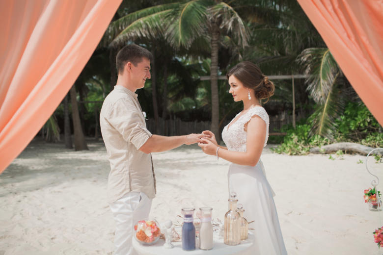 Дизайнерская персиковая свадьба с ветками на приватном пляже Александра и Оксаны | WedDesign – Свадьба в Доминикане