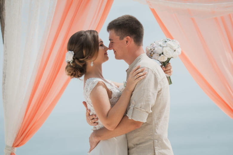 Дизайнерская персиковая свадьба с ветками на приватном пляже Александра и Оксаны | WedDesign – Свадьба в Доминикане