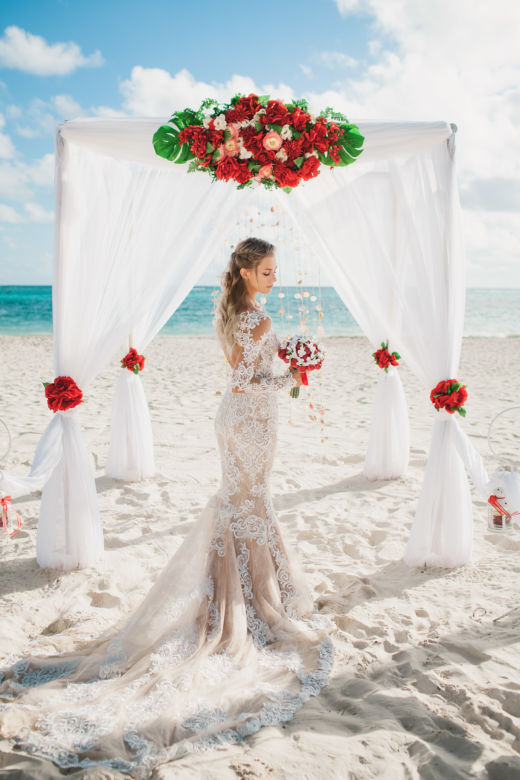 Белая арка с красными цветами и крючками – WedDesign | Свадьба в Доминикане