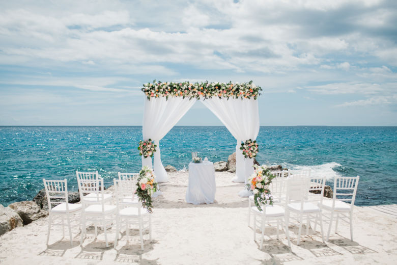 Свадебная арка в белом цвете с живыми цветами на пирсе в ресторане Тракадеро – WedDesign | Свадьба в Доминикане