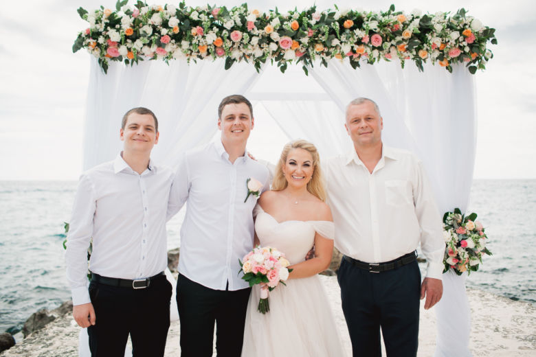 Люкс свадьба с живыми цветами на пирсе в ресторане «Тракадеро» Ольги и Вадима | WedDesign – Свадьба в Доминикане