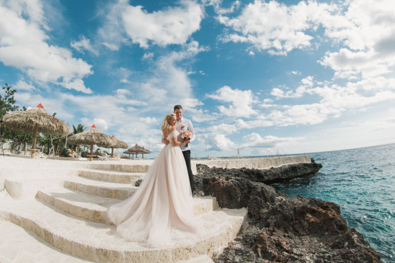 Люкс свадьба с живыми цветами на пирсе в ресторане «Тракадеро» Ольги и Вадима | WedDesign – Свадьба в Доминикане