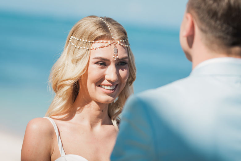 Свадебная церемония в мягких тонах на пляже Cabeza de Toro Александра и Екатерины – WedDesign – Свадьба в Доминикане
