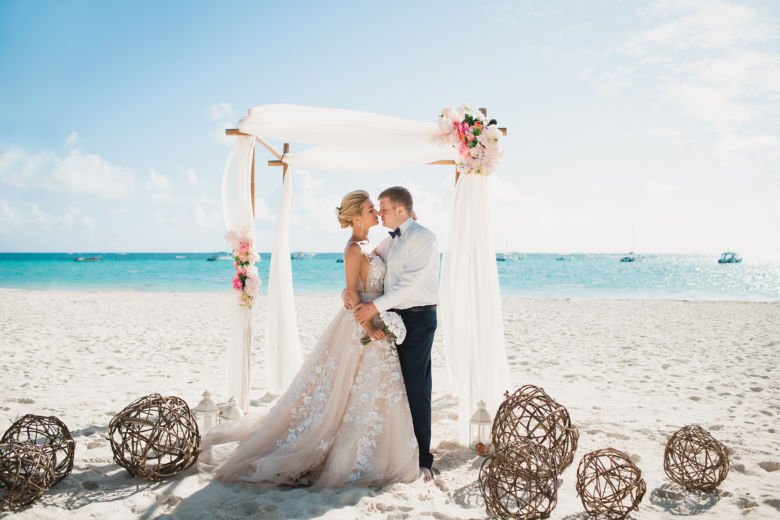 Свадебная арка в стиле рустик с искусcтвенными розовыми цветами и плетенными шарами – WedDesign | Свадьба в Доминикане