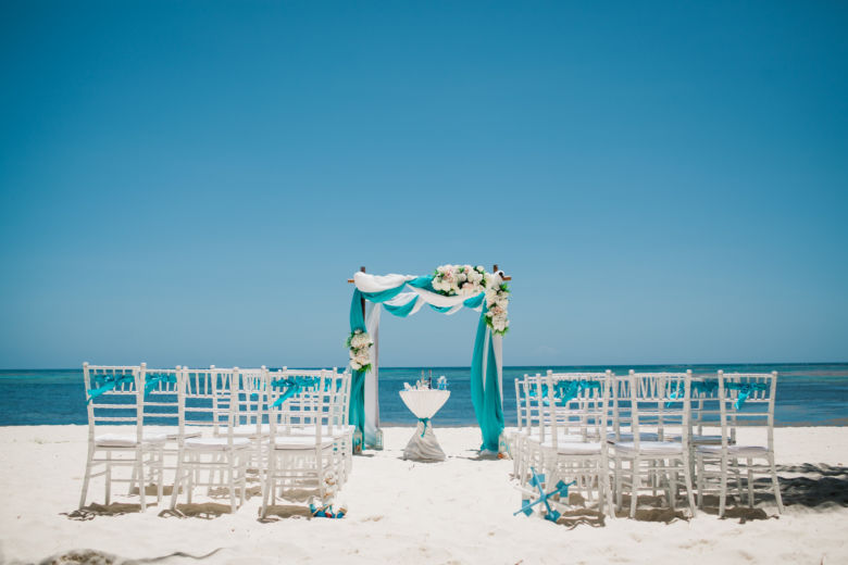 Арка в голубых тоннах с искусственными цветами – WedDesign | Свадьба в Доминикане