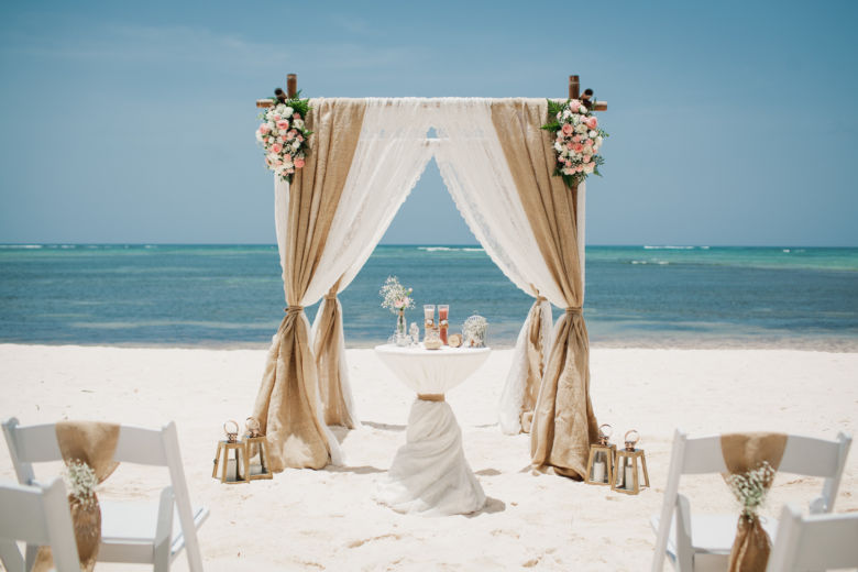 Свадебная арка в стиле Рустик с живыми цветами. Столик круглый с белой тканью – WedDesign | Свадьба в Доминикане