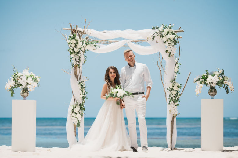 Дизайнерская свадебная арка из дерева и с живыми цветами и орхидеями – WedDesign | Свадьба в Доминикане