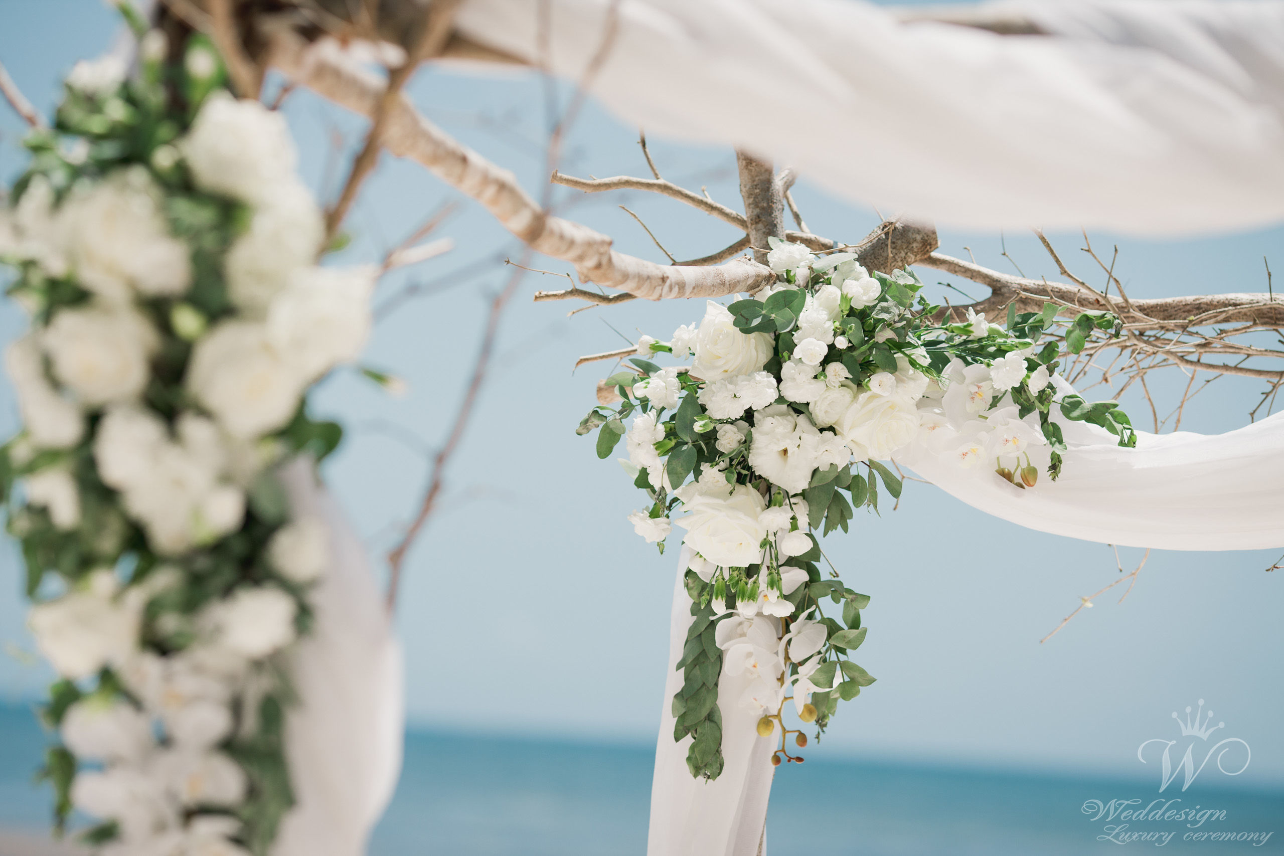 Аренда свадебной арки из искусственных цветов