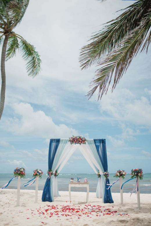 Арка с живыми цветами. Белые столбики с цветочными композициями – WedDesign – Свадьба в Доминикане