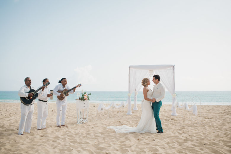Свадьба в Доминикане на пляже Макао в белом цвете с музыкантами – WedDesign – Свадьба в Доминикане