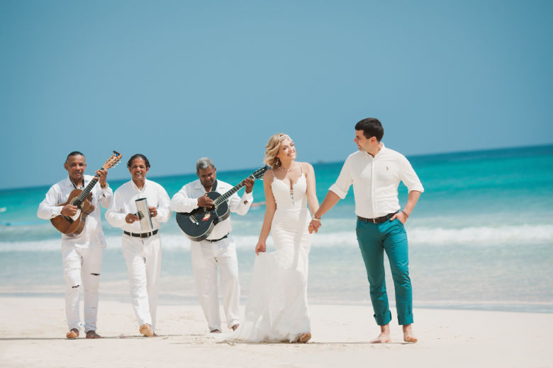 Свадьба в Доминикане на пляже Макао в белом цвете с музыкантами – WedDesign – Свадьба в Доминикане