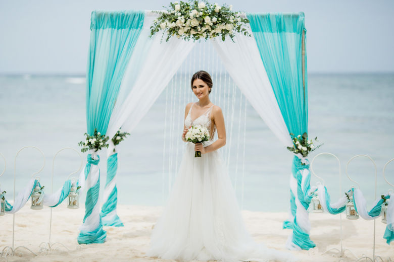 Арка тиффани с живыми цветами – WedDesign – Свадьба в Доминикане