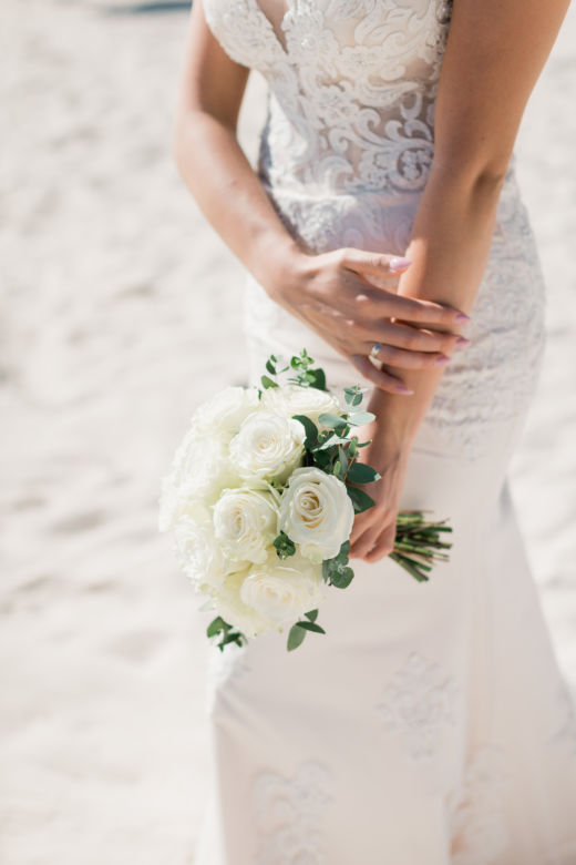 Круглый букет из белых роз – WedDesign – Свадьба в Доминикане