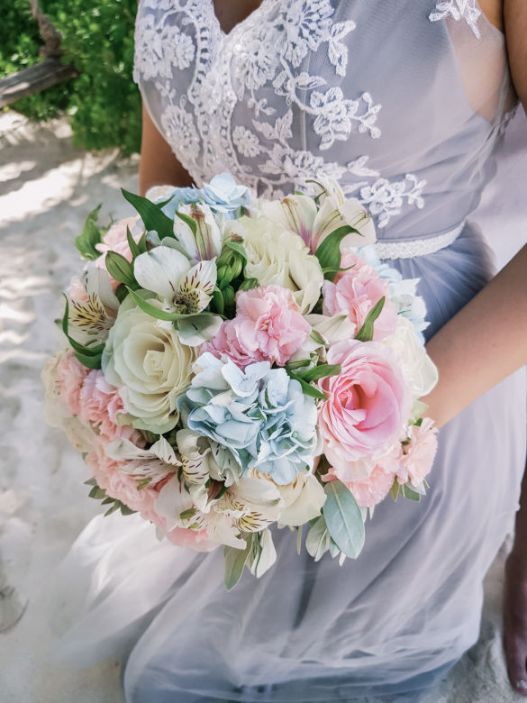 Букет невесты с голубой гортензией – WedDesign – Свадьба в Доминикане