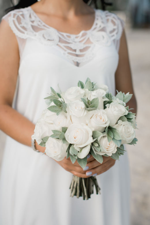 Букет из белых роз и фисташки – WedDesign – Свадьба в Доминикане