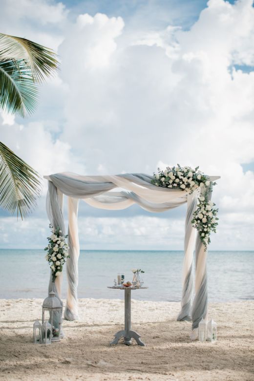 Живые цветы. Белый брус. Серое оформление – WedDesign – Свадьба в Доминикане