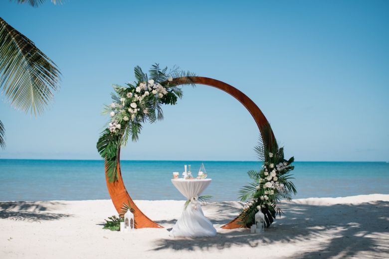 Живые цветы. Круглая арка в тропическом стиле – WedDesign – Свадьба в Доминикане
