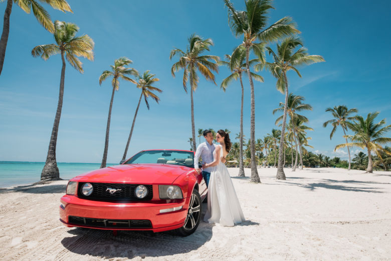 Красный кабриолет Ford Mustang – WedDesign – Свадьба в Доминикане