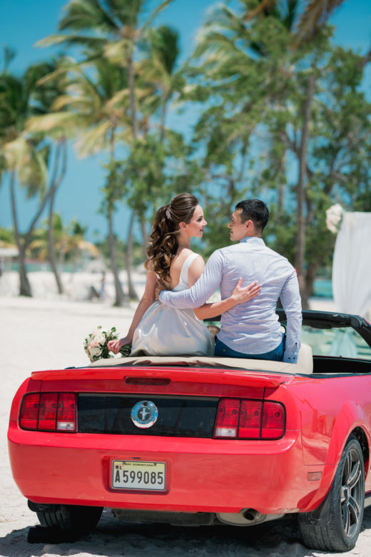 Красный кабриолет Ford Mustang – WedDesign – Свадьба в Доминикане
