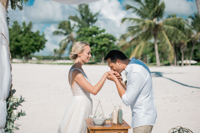 Свадебная церемония на пляже Хуанийо в Кап Кане с живыми цветами – WedDesign – Свадьба в Доминикане