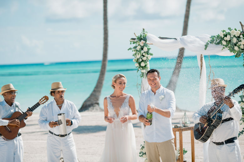 Свадебная церемония на пляже Хуанийо в Кап Кане с живыми цветами – WedDesign – Свадьба в Доминикане